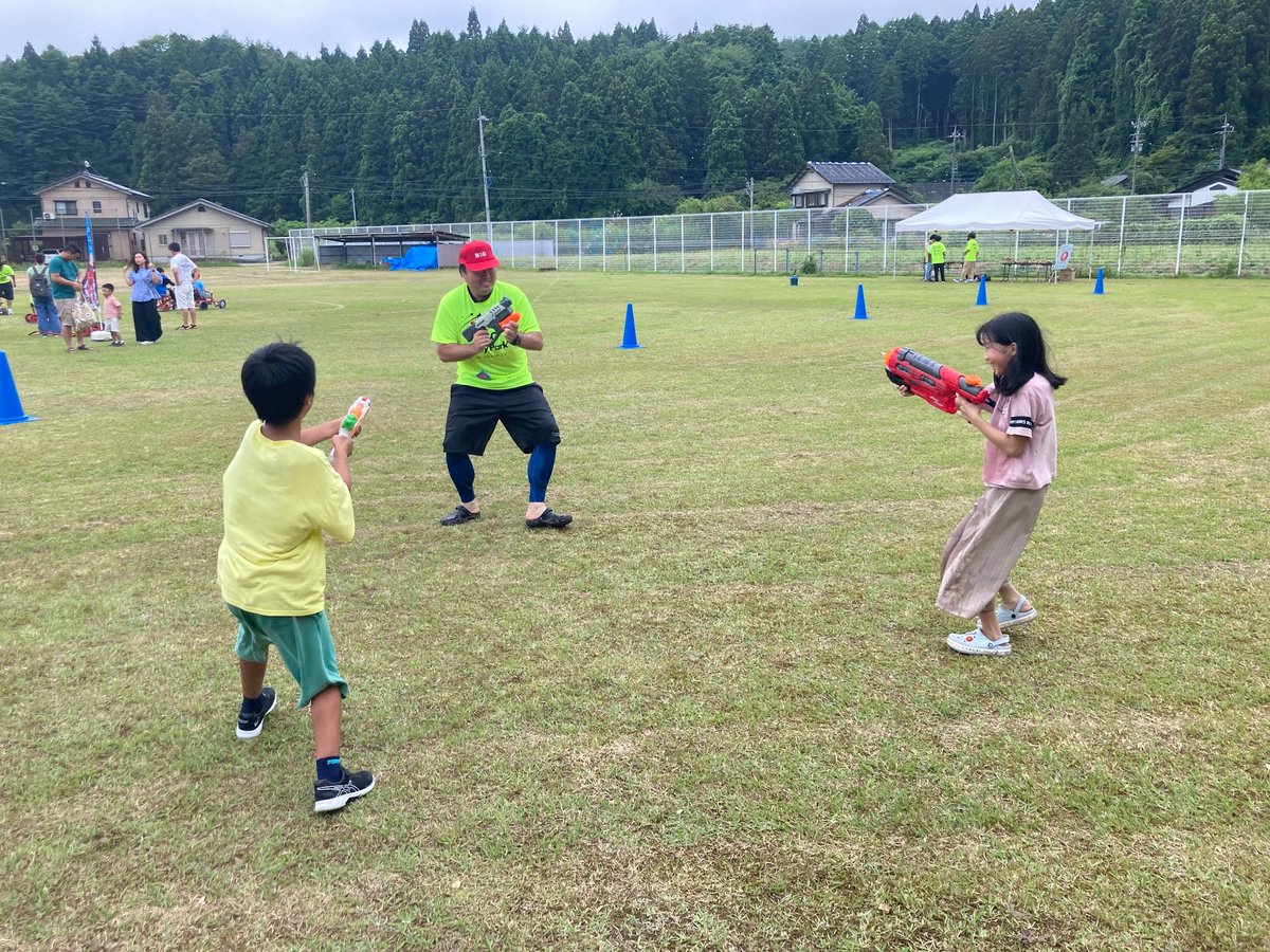 bg_koho's tweet photo. 本日も9時半〜12時、穴水中学校で「B&amp;Gプレイパーク」開催します！（穴水町在住0-12歳児対象）
水鉄砲バトルで暑さを吹き飛ばし、世界中の遊具でたくさん遊べます★全国各地から届いた果物や野菜等の支援物資あり！当日飛び入り参加OK！受付までお申し出くださいね😊
#穴水町 #ボーネルンド #あそびば https://t.co/1qcc8340fn
