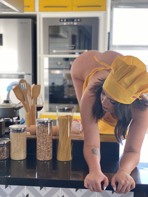 do you like a woman who cooks? https://t.co/ITUwYn29Q6