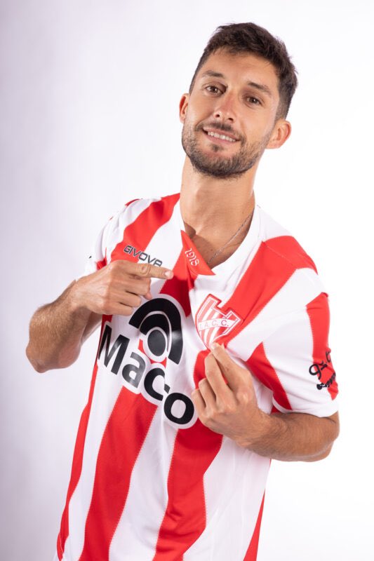 GerGarciaGrova's tweet photo. 🚨#GELP está próximo a acordar la llegada de dos refuerzos

1️⃣ Nicolas Garayalde: Préstamo con opción de compra. El mediocentro deberá renovar con #Velez para poder salir

2️⃣ Rodrigo Pérez Casada: Corta su cesión en #IACC y #DefSporting lo presta con cargo y opción. https://t.co/rle8Ufpn3j