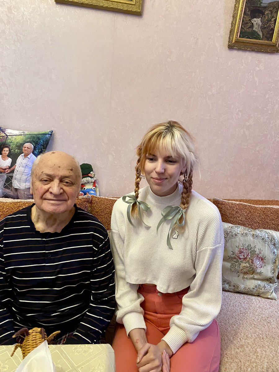 Сегодня навещала своего бывшего научного руководителя,он удивительный и мне очень хочется всем рассказать о нем.Это Юрий Николаевич Новиков! В СПбГУ он читала курсы нейтринной физики и физики экзотических ядер для магистров, а в институте ядерной физики заведовал кафедрой.