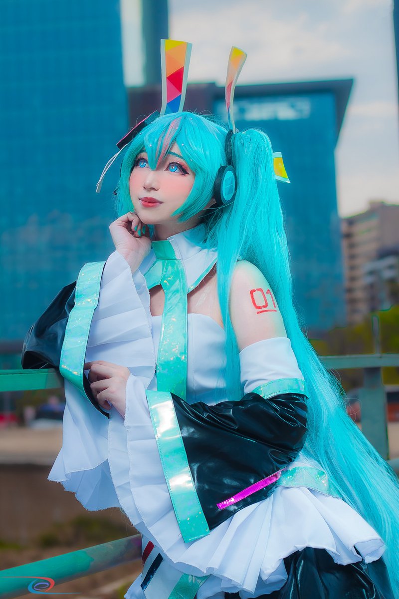 KatyHatsune's tweet photo. ✨☁️There's a universe of positivity
Beyond the sky☁️✨

#hatsunemiku #intergalacticbound #vocaloid #MikuExpo #mikuexpo10th  #cosplay  #mikumexicana 
cosplay design @iwato1712 
song @VocaCircus @bass_ynk https://t.co/1TE95DzD6X