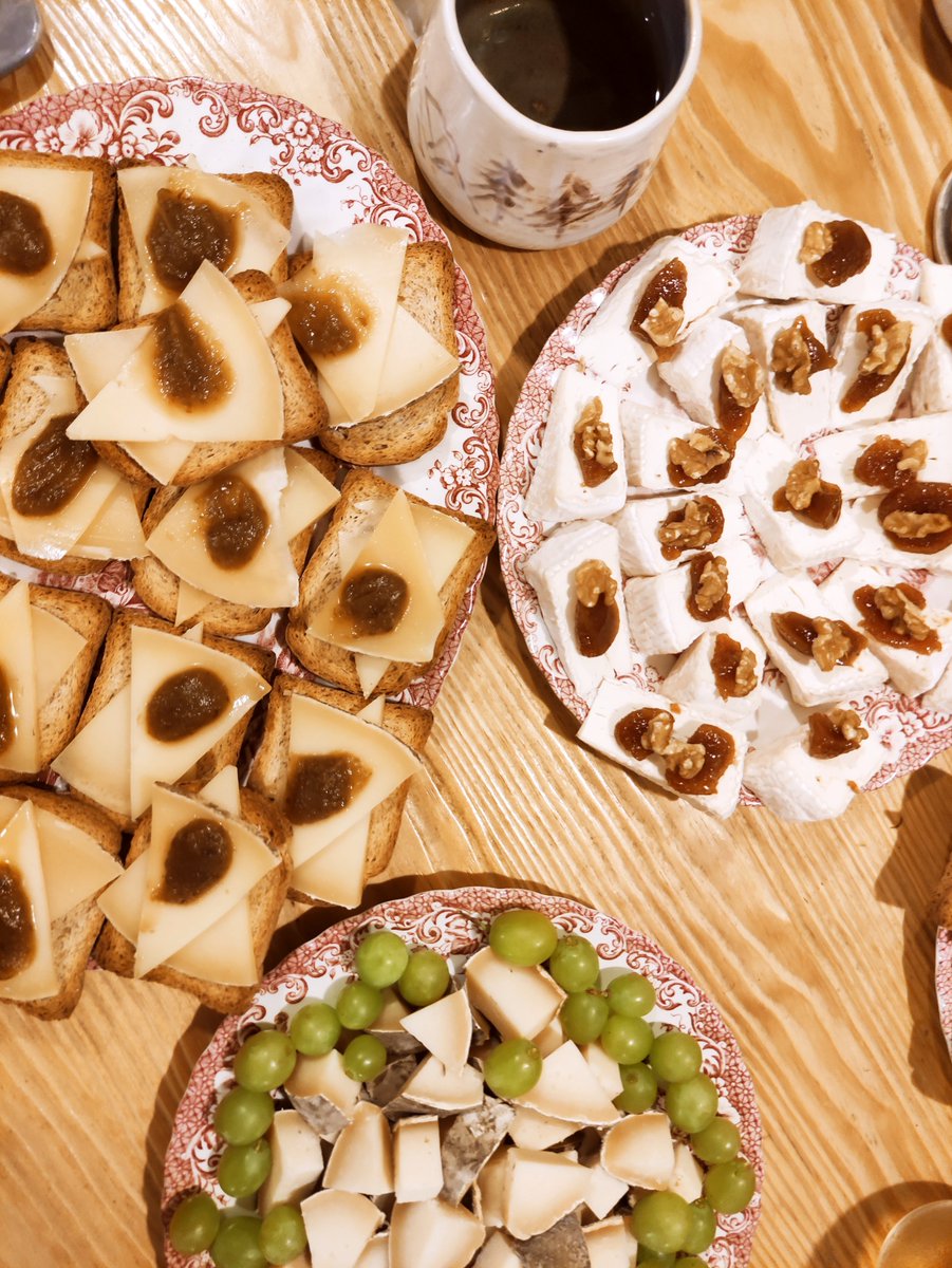 tast euskal-pallarès, consistent en:
🧀 Formatge tou de @casamateusurp , elaborat amb llet crua d'ovella
🧀 Formatge Morralet de <a href="/formatgedegavas/">Formatgeria de Gavàs</a> , una formatgeria exemple del tan necessari relleu generacional, dificultat per la barrera d’accés a la terra i a l’habitatge. A més,