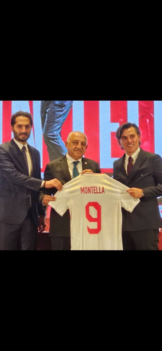 Futbol tarihimizin en iyi jenerasyonunu bu üç arkadaşın fantazisine yem ettik! Kısa süre Türkiye'de kalan Slaven Biliç ne demişti: Türkiye'de yetkisi olanın bilgisi yok, bilgisi olanın da yetkisi yok ! 
Takimci Hamit Altıntop ve Mehmet Büyükekşi maşaları da Montella👏👏👏