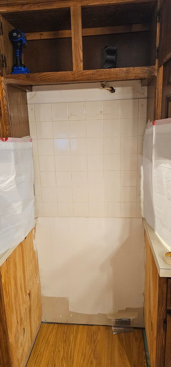 chowdergs's tweet photo. Added a low profile over the range microwave today. Had to do the before and after. #handyman #homeimprovements #timthetoolmantaylor https://t.co/xalxK4MHwW