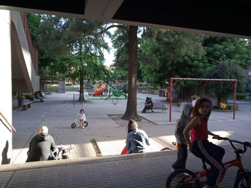 TejoMattioli's tweet photo. Complejo Bulevar
Al caer los años de plomo sobre Uy, encontraron a estos cooperativistas haciendo ciudad. Compraron estos predios a la Iglesia, y bajó el diseño y dir técnica del @CoopUruguayo levantaron estos edificios. Viviendas, espacio semi publico y negocios barriales https://t.co/6zY1OcgOHL