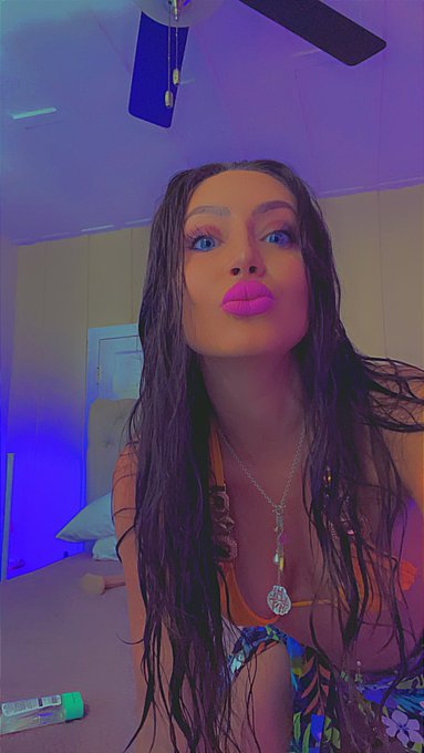 Going online 🩷 https://t.co/88rp1kWcET