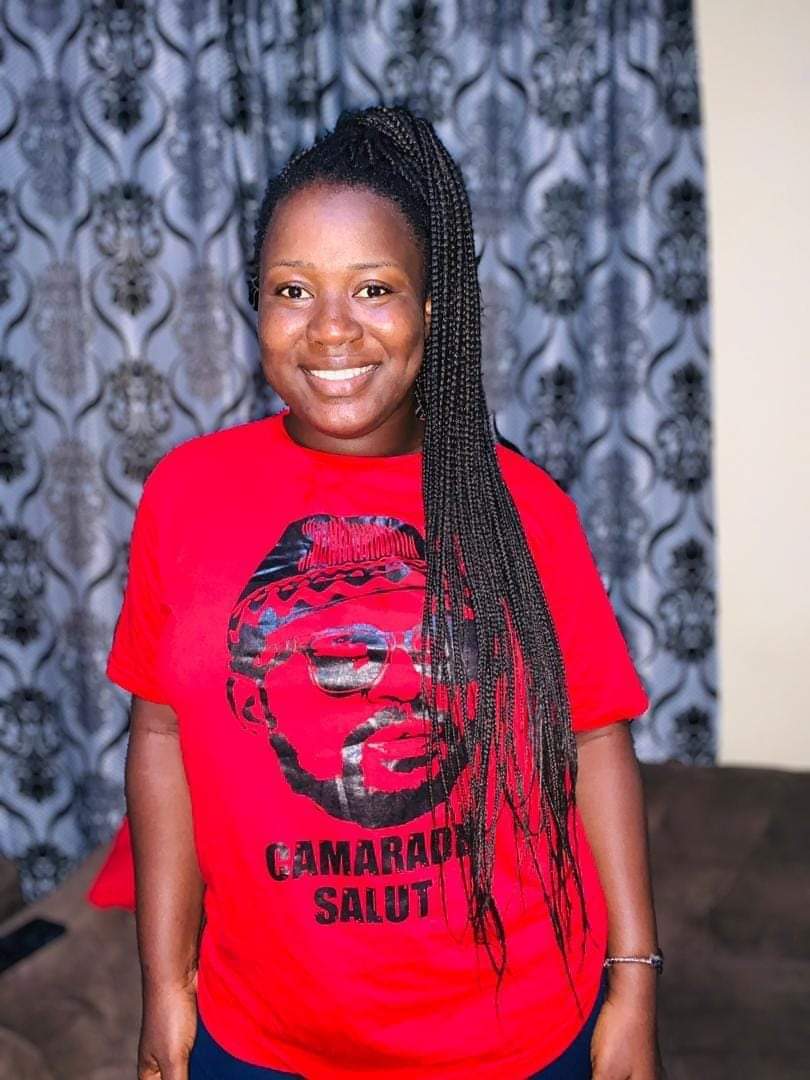 Elle a deja son T-shirt, elle se prepare pour le jeudi prochain pour protester contre le delestage electrique et la fermeture des medias.

#JeudiRouge  #LesJeunesOntCompris