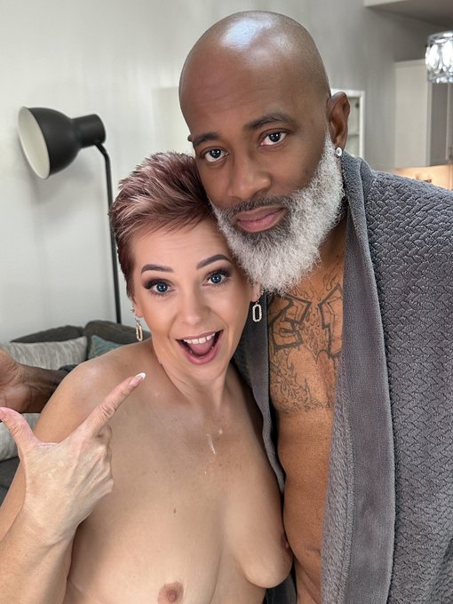 Ummmm my makeup is gone 💦💦💦 @Shaundam may have left some evidence on my chest? 😅 Thanks for coming to<a class="tags" href="/tag/shaundam">@shaundam</a>