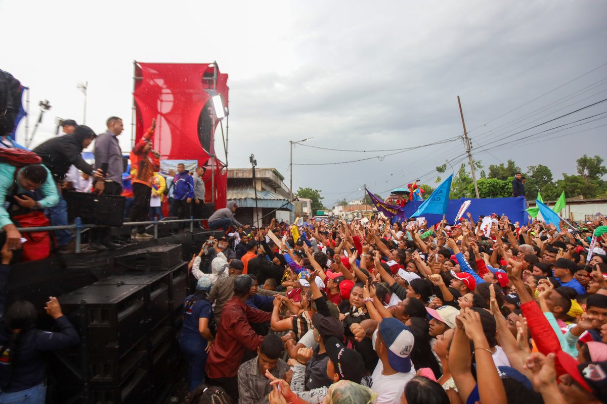 Bienvenida VP <a href="/delcyrodriguezv/">Delcy Rodríguez</a> como madrina del estado #Lara, tal como lo anunció el Pdte <a href="/NicolasMaduro/">Nicolás Maduro</a> ante multitudinaria concentración realizada el barrio Unión de #Barquisimeto en la tarde de hoy. Sus raíces guaras, experiencia y capacidades son garantía de nuevas victorias