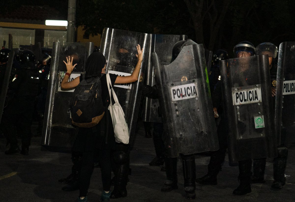 If there is someone who is willing to devote time to assisting others who are in need. Someone like this is done with his life. And I seen that, young people in #MexicoCity are standing in solidarity with Palestine.  🇵🇸🇲🇽

#photojournalism