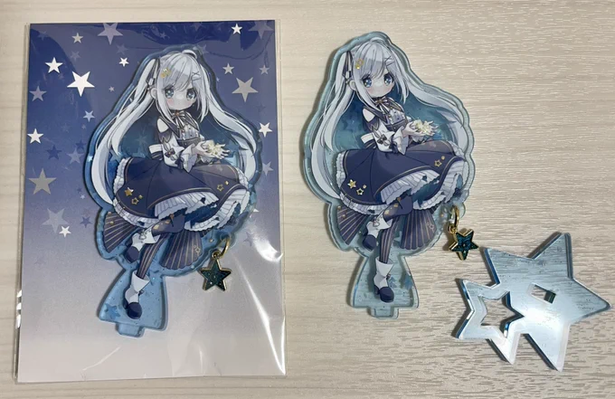 星の砂アクリル届きました インナーカラーとスカート内側の星空を透ける仕様にして、チャームと箔押しで拘りまくったうちの子アクスタです。 #好きを形にトリニティ