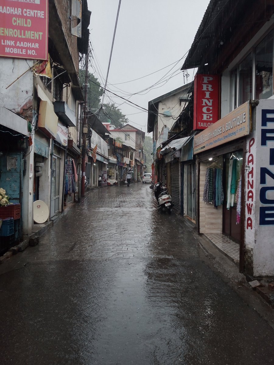 FoxBat_IND's tweet image. #Dharamshala paused.
#randomshot #urbanphotography #monsoons  #himachal