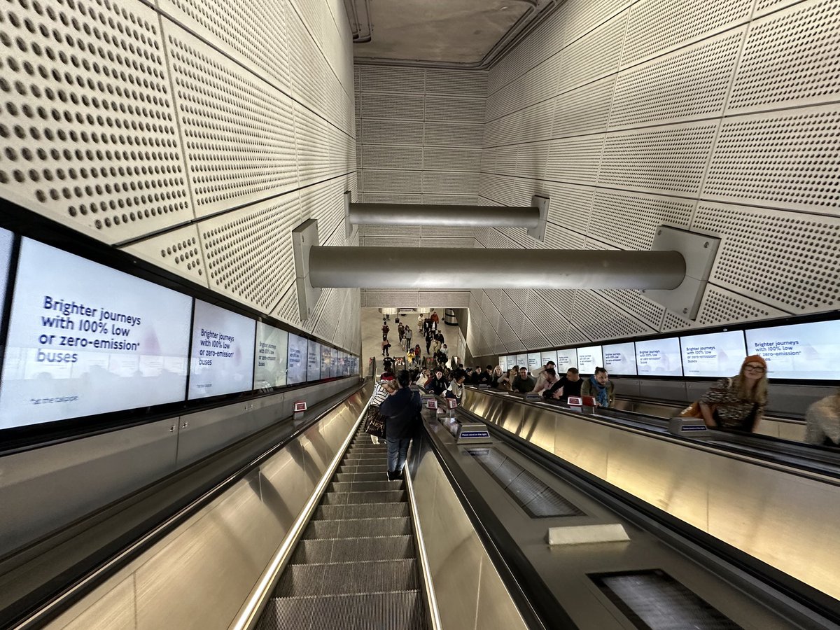 activity2489's tweet image. スコットランド #Glasgow は左。イングランド #London は右。
日本と同様、イギリスにも、立つ位置の地域差あっておもろい。