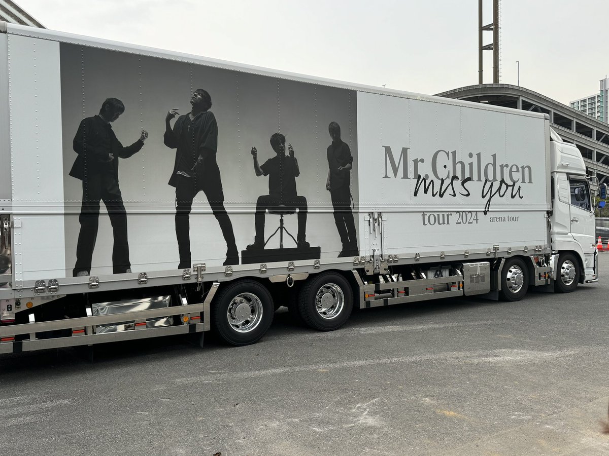 morimotochie's tweet photo. Mr.Children miss you arena tour♪が走り始めました。
miss youの世界観が化け物のように進化し、とんでもないところへと羽ばたいています。凄すぎる進化の過程を見てしまったという衝撃���しばらく響きます。安易にお手伝いさせてもらったと思うことは失礼だなと反省し、私もデザイン鍛え直します。 https://t.co/FZ782CvTfH