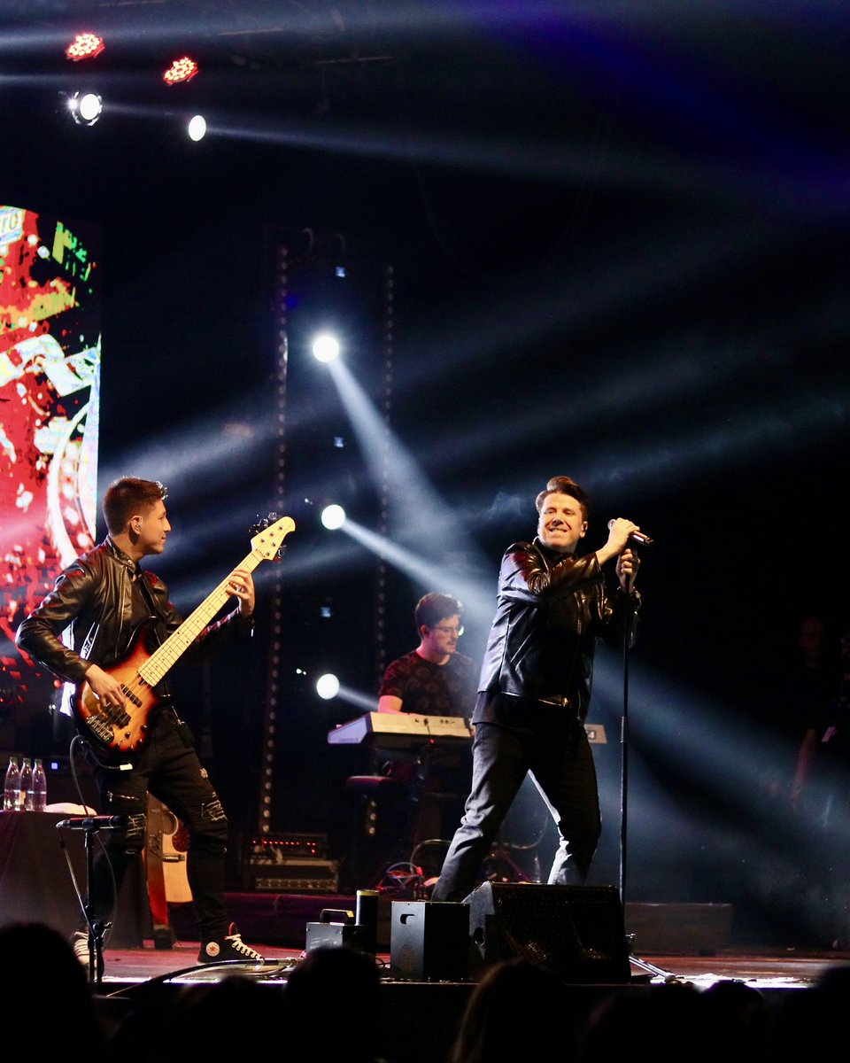 ¡Increíble noche! 😍 Andrés de León nos hizo cantar y enamorarnos en Enjoy Santiago 👏🏼

#ExperienciaRiff 🎉