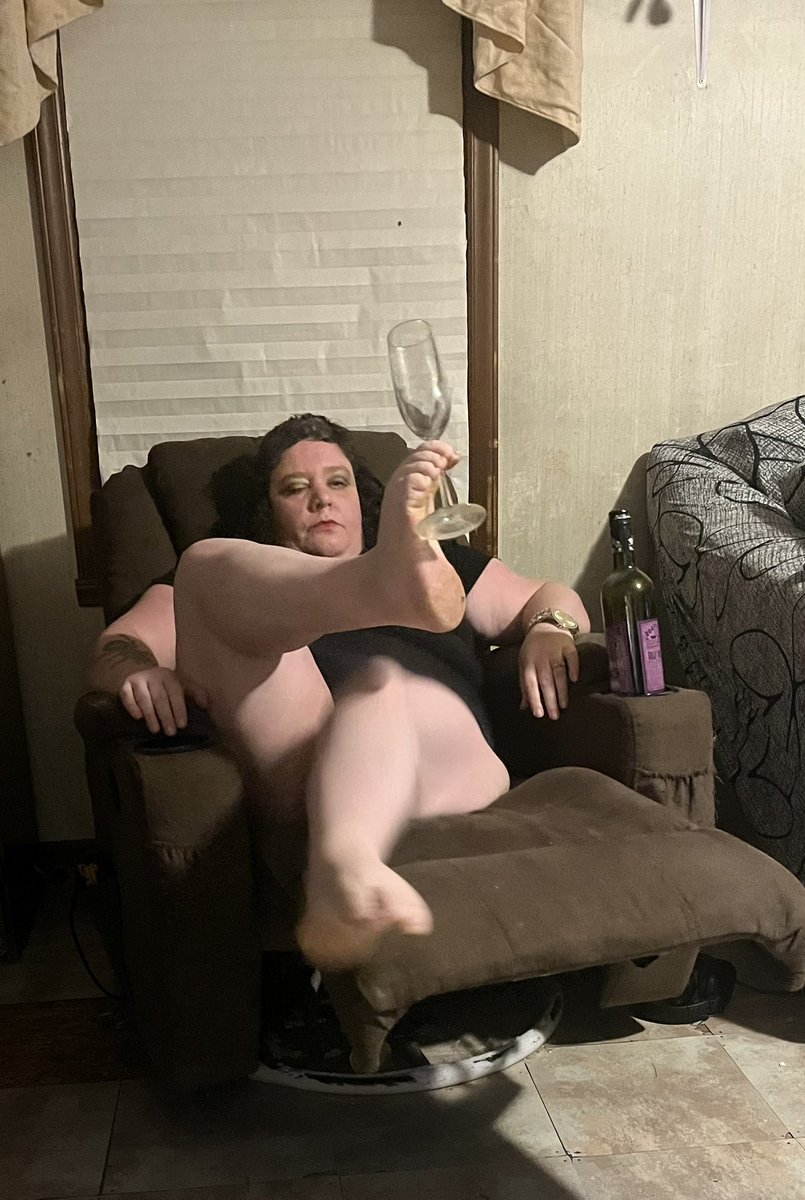 PinupDixie's tweet photo. Putting my toes to work!

https://t.co/eXp1ka5m9N
#FeetPictures #toes https://t.co/BZYxZwtY58