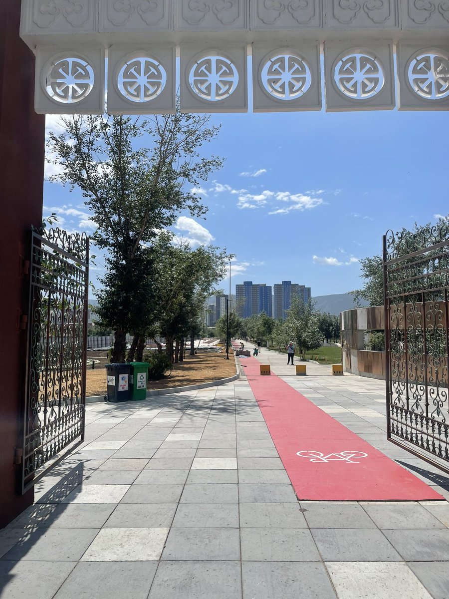 Яг гоё Богд уул руугаа харах гэтэл “Авлига хороолол” тулж байна.

МАН-ыг нийслэлд хэзээ ч бүү ялуул.