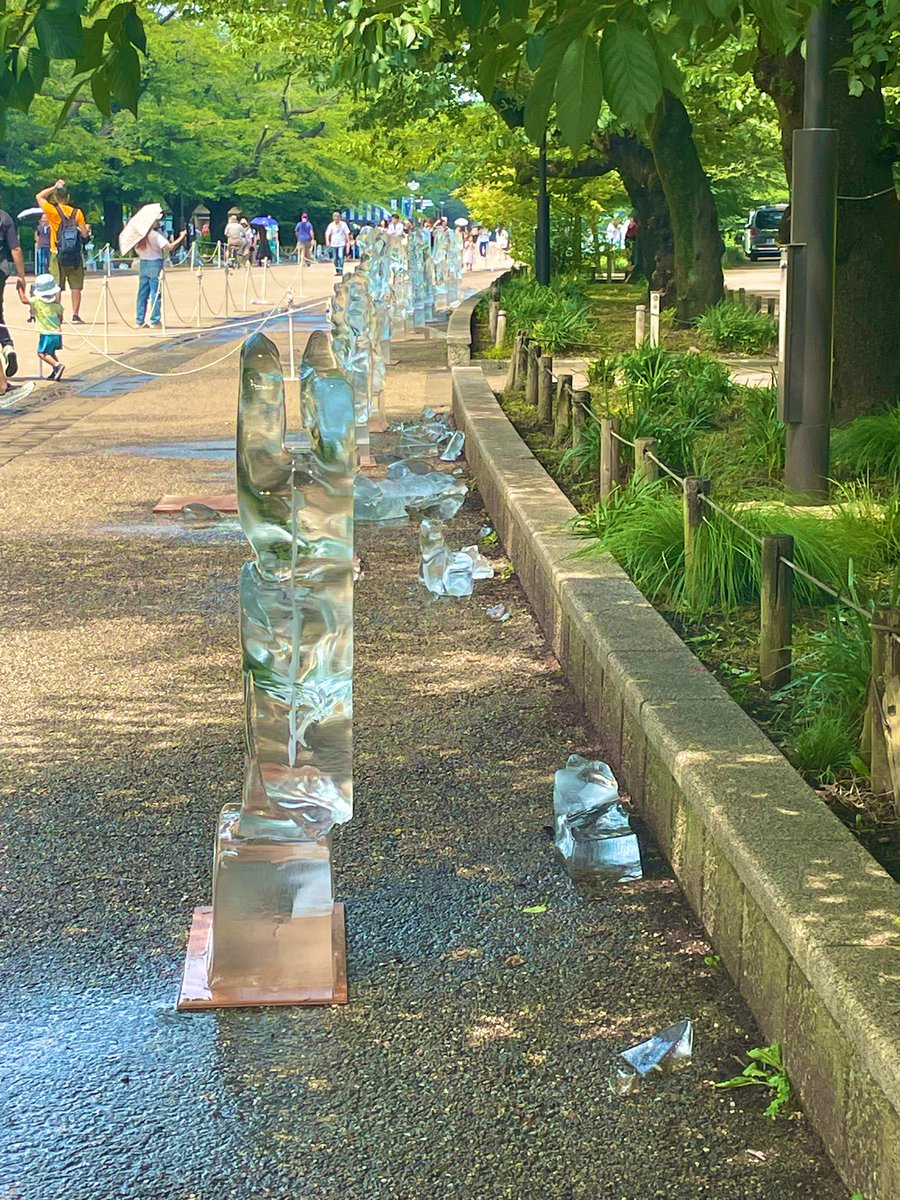 yushimaosusume's tweet photo. 灼熱により上野公園内でやってる氷彫刻展が大変なことに、、
🧊🫠🧊
#上野
#上野恩賜公園 https://t.co/91Ki8eQD6q