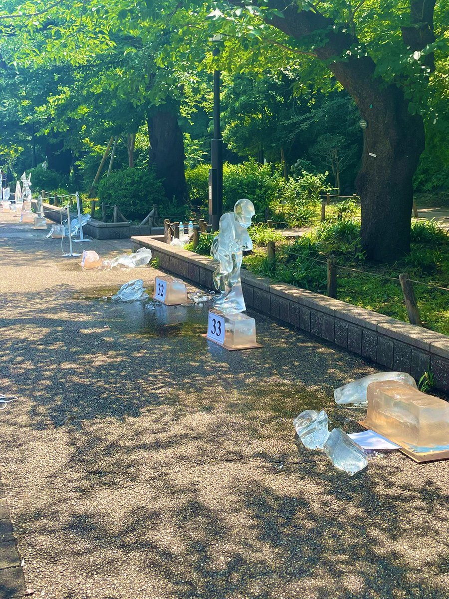 yushimaosusume's tweet photo. 灼熱により上野公園内でやってる氷彫刻展が大変なことに、、
🧊🫠🧊
#上野
#上野恩賜公園 https://t.co/91Ki8eQD6q