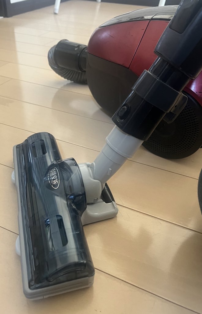 toshifat's tweet photo. 我が家の掃除機のホースの先が
壊れすぎて🤣もう修理もできないので
新しい掃除機を買おうかと現金を握りしめて近所の電気屋さんへ……😅
ん？『先っぽ』だけ汎用品で売ってる？🤣
掃除機本体は元気に動くので怖いもの見たさで買ってみる😆

完璧でした（笑）
こんなん売ってるんだ😆ｼﾗﾝｶｯﾀ https://t.co/BGEhQWTRpT