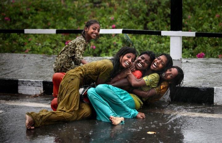 हो सकता है ये बच्चियाँ #Weekend न जानती हों, #Sunday का चलन न जानती हो। तरक्कीशुदा न हों। मेट्रो शहरों में लोग बारिश में क्या करते हैं, न पता हो।भौतिकता से दूर हैं, इसलिए खुशी के पास हैं। सचमुच खुशी पैसों से नहीं, मन के भाव से आती है।
#Motivational
Photo via <a href="/Zafarirshad/">Zafar Irshad</a>