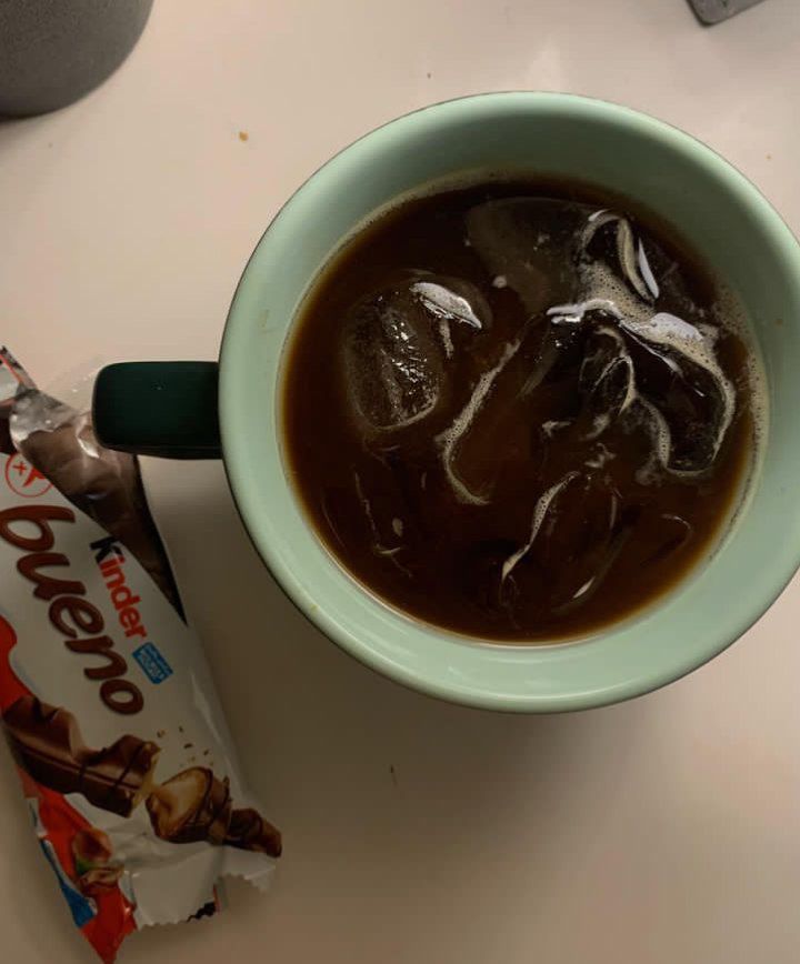 عيناها البُـنيه ، تَحمل رائحة كُل قهوه حلوه 🤎.