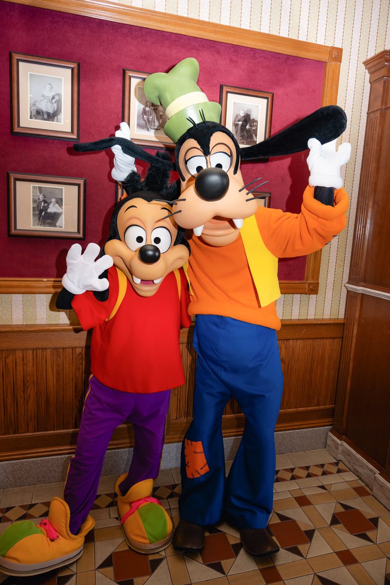 Aj7AfdiE8jw9AAo's tweet photo. カメラセンターで親子グリ！

 #TDR__now https://t.co/TQnuzyxhJu
