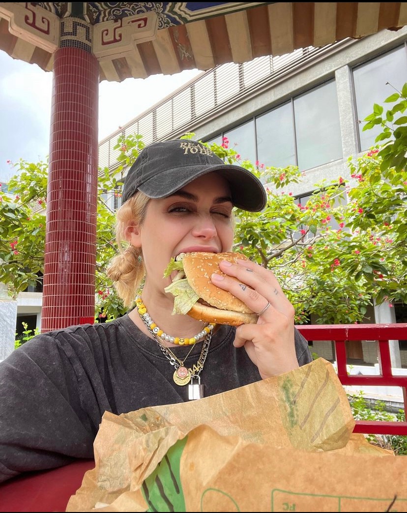 wareb441's tweet image. lookin cute with a mouthful of [plantbased] meat #govegan #twice #impossiblewhopper