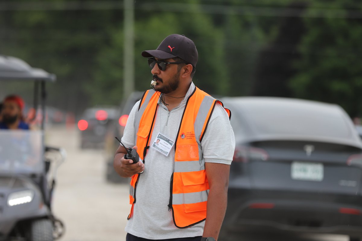 Jalsa_Canada's tweet photo. Volunteers performing parking duty have been under the hot sun throughout the day. Please remember them in your prayers!

#JalsaCanada https://t.co/qBBydj76jS