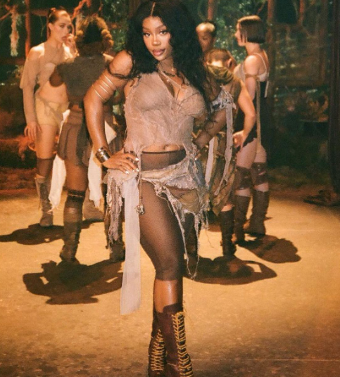 1º cenário. 1ª roupa. Meu momento! Saturn is here

#JazzDebutGG #Saturn