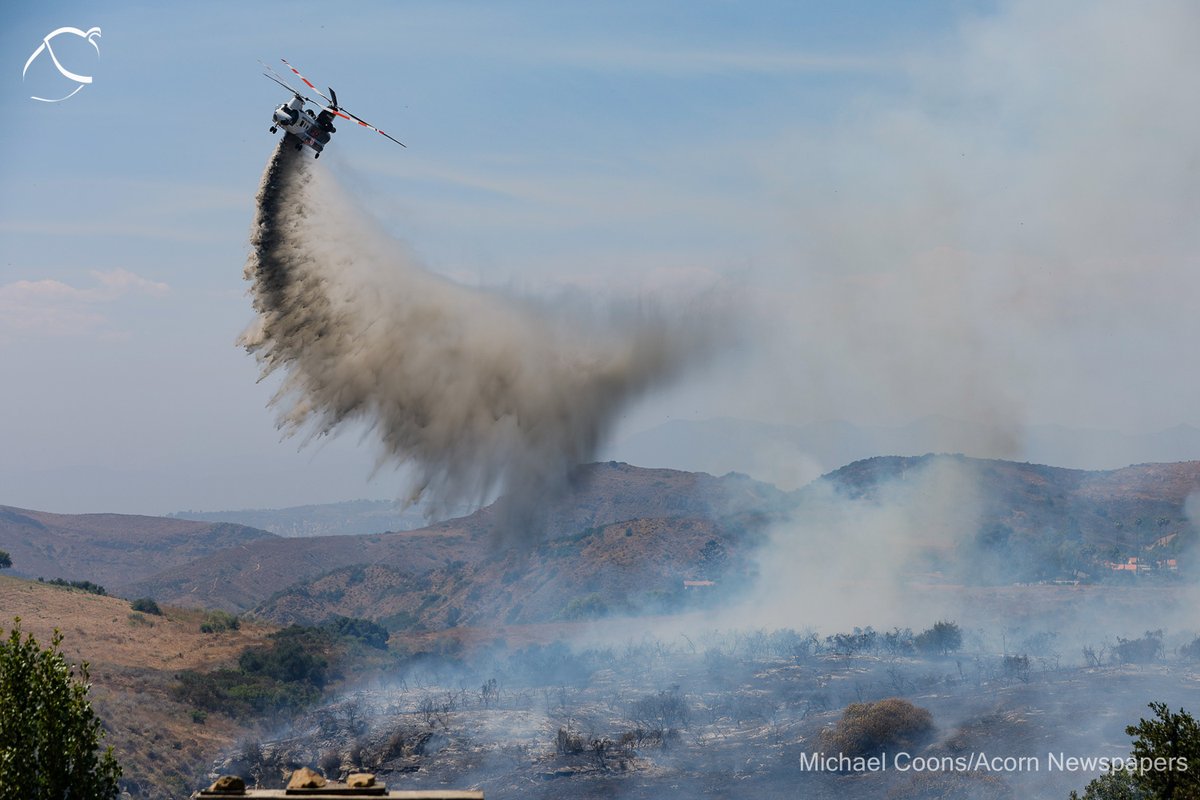 Michael_Coons's tweet photo. #ViewFire It was the 2nd fire in 2 days for @vcfd in Thousand Oaks. The View fire burned around 14 acres in the Arroyo Conejo Cyn. No official cause yet but one resident said he heard a boom (like fireworks) then saw the smoke. #ohdeer @TOAcornNews https://t.co/nIdBo893kR