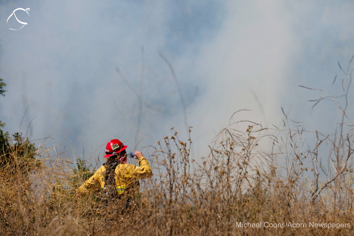Michael_Coons's tweet photo. #ViewFire It was the 2nd fire in 2 days for @vcfd in Thousand Oaks. The View fire burned around 14 acres in the Arroyo Conejo Cyn. No official cause yet but one resident said he heard a boom (like fireworks) then saw the smoke. #ohdeer @TOAcornNews https://t.co/nIdBo893kR