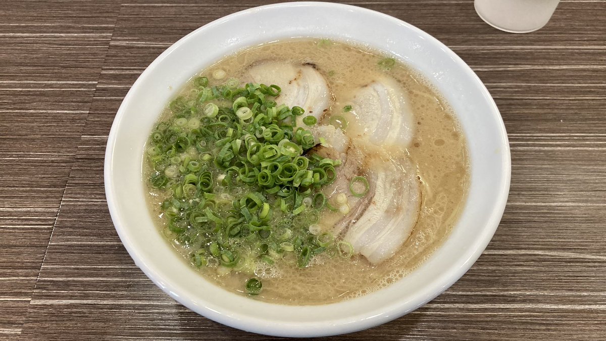 loveramener's tweet photo. 小倉帝鉄@小倉のラーメン
豚の匂いも骨感も大人しく結構ライトな仕上がりのスープ、表層油はそれなりに浮いていて唇が少しペタ付く感覚が残る。
塩味かなり穏やかな纏め、個人的にはもう少し強めが好み。
麺はややボソッとした食感の残る細麺、デフォで4枚のバラチャーのお得感がかなりデカい。 https://t.co/teUtqgF9ef