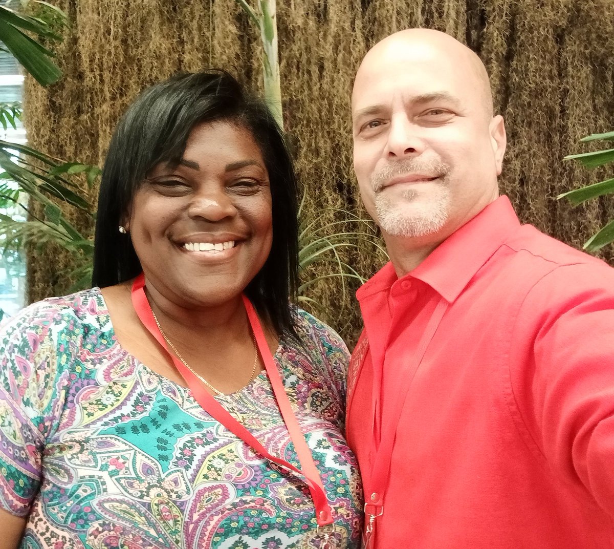 Ella estará de azul, yo ya estoy de rojo (gesto de fraternidad deportiva) disfrutaremos el juego, iY que gane el mejor! #Cuba #CDRCuba #Industriales #SantiagoDeCuba