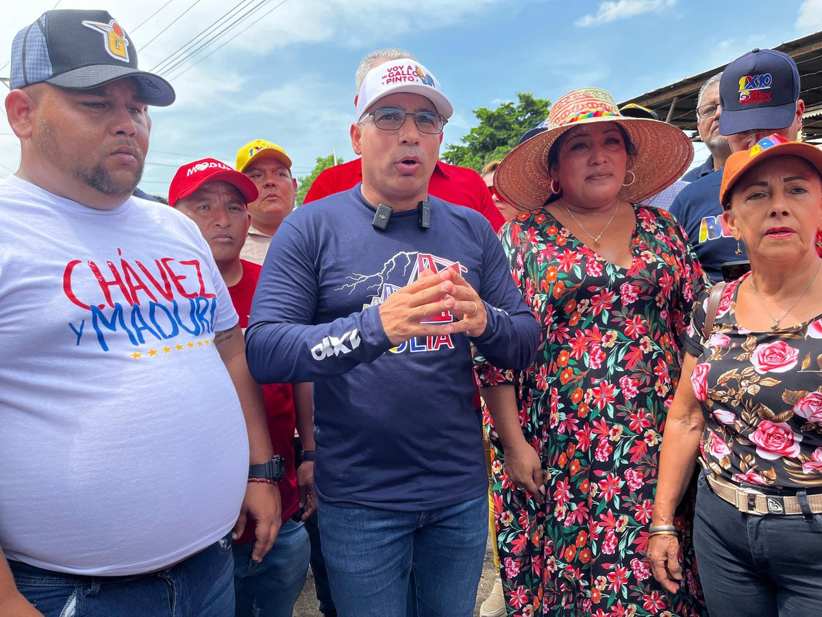 MHidrocarburos's tweet photo. Desde la Av. Principal de Cujicito, parroquia Idelfonso Vásquez del municipio Maracaibo, el padrino del Zulia @TellecheaRuiz inspeccionó el inicio de los trabajos que permitirán la colocación de 7 mil 40 toneladas de asfaltado para el beneficio de más 8 mil 900 familias. https://t.co/DGVw44kPv5