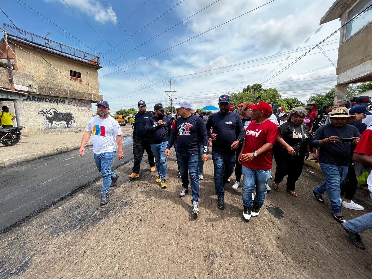 MHidrocarburos's tweet photo. Desde la Av. Principal de Cujicito, parroquia Idelfonso Vásquez del municipio Maracaibo, el padrino del Zulia @TellecheaRuiz inspeccionó el inicio de los trabajos que permitirán la colocación de 7 mil 40 toneladas de asfaltado para el beneficio de más 8 mil 900 familias. https://t.co/DGVw44kPv5