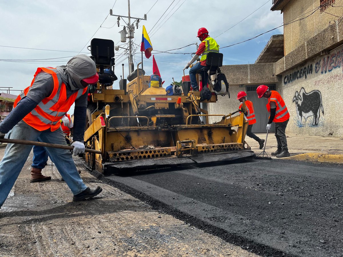 MHidrocarburos's tweet photo. Desde la Av. Principal de Cujicito, parroquia Idelfonso Vásquez del municipio Maracaibo, el padrino del Zulia @TellecheaRuiz inspeccionó el inicio de los trabajos que permitirán la colocación de 7 mil 40 toneladas de asfaltado para el beneficio de más 8 mil 900 familias. https://t.co/DGVw44kPv5