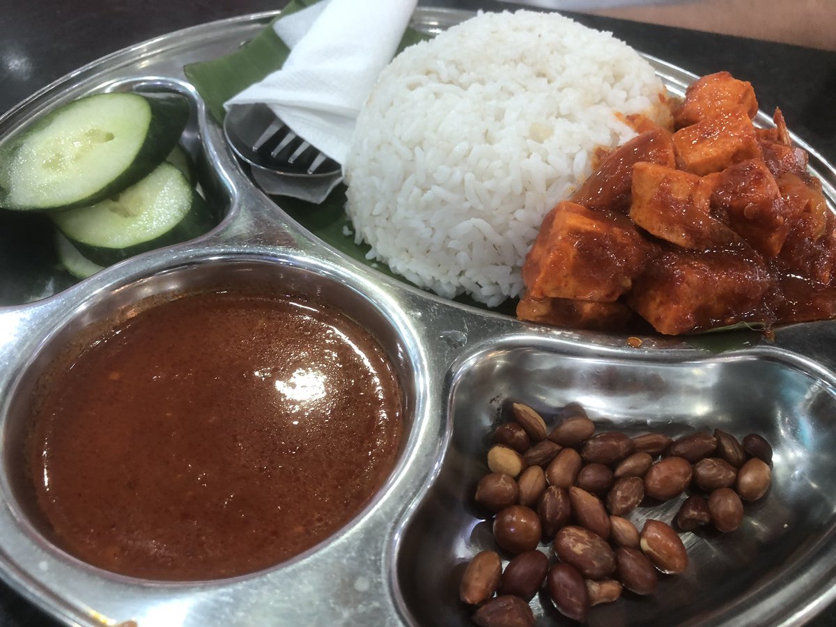sureshb_26's tweet photo. Sunday Breakfast wt daughter #vegetariannasilemak #iddli #vadai #chutney https://t.co/M5OBT6gp3k
