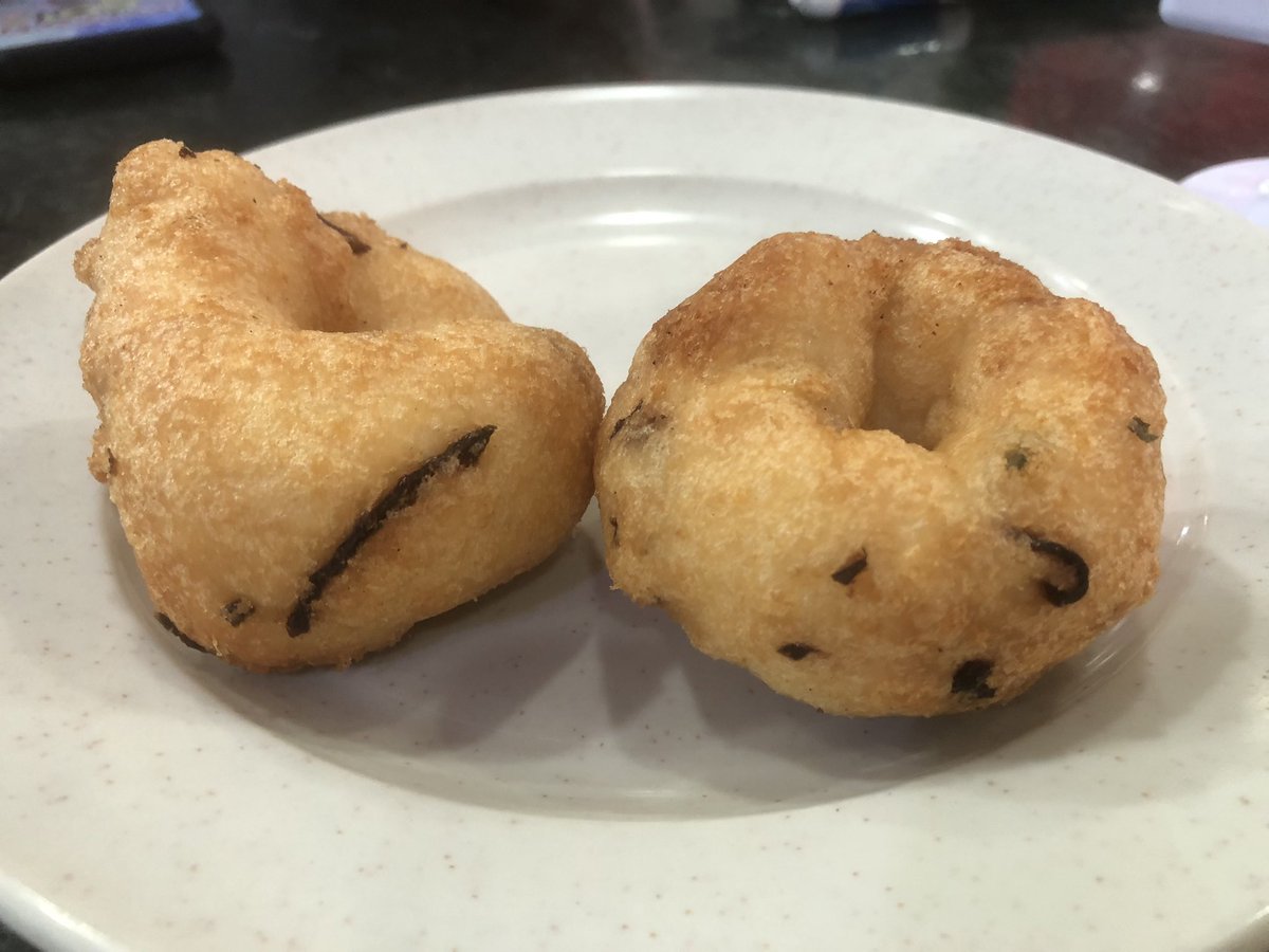 sureshb_26's tweet photo. Sunday Breakfast wt daughter #vegetariannasilemak #iddli #vadai #chutney https://t.co/M5OBT6gp3k