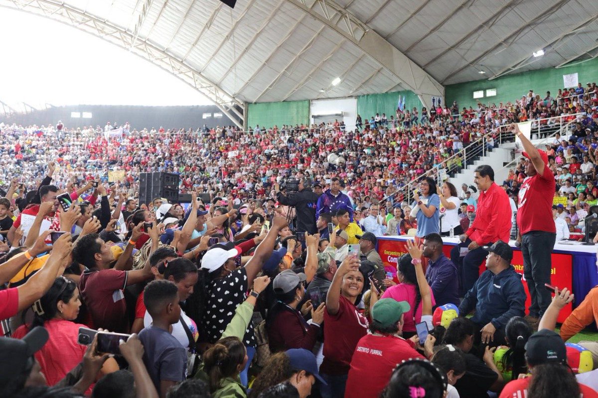 ¡Que viva el Huracán comunero desatado por toda Venezuela! Que bonito encuentro del Pdte. <a href="/NicolasMaduro/">Nicolás Maduro</a>, con los Circuitos Comunales del país, quiero felicitar el empeño del pueblo organizado en atender las necesidades más sentidas  y en producir para el futuro de la Patria.