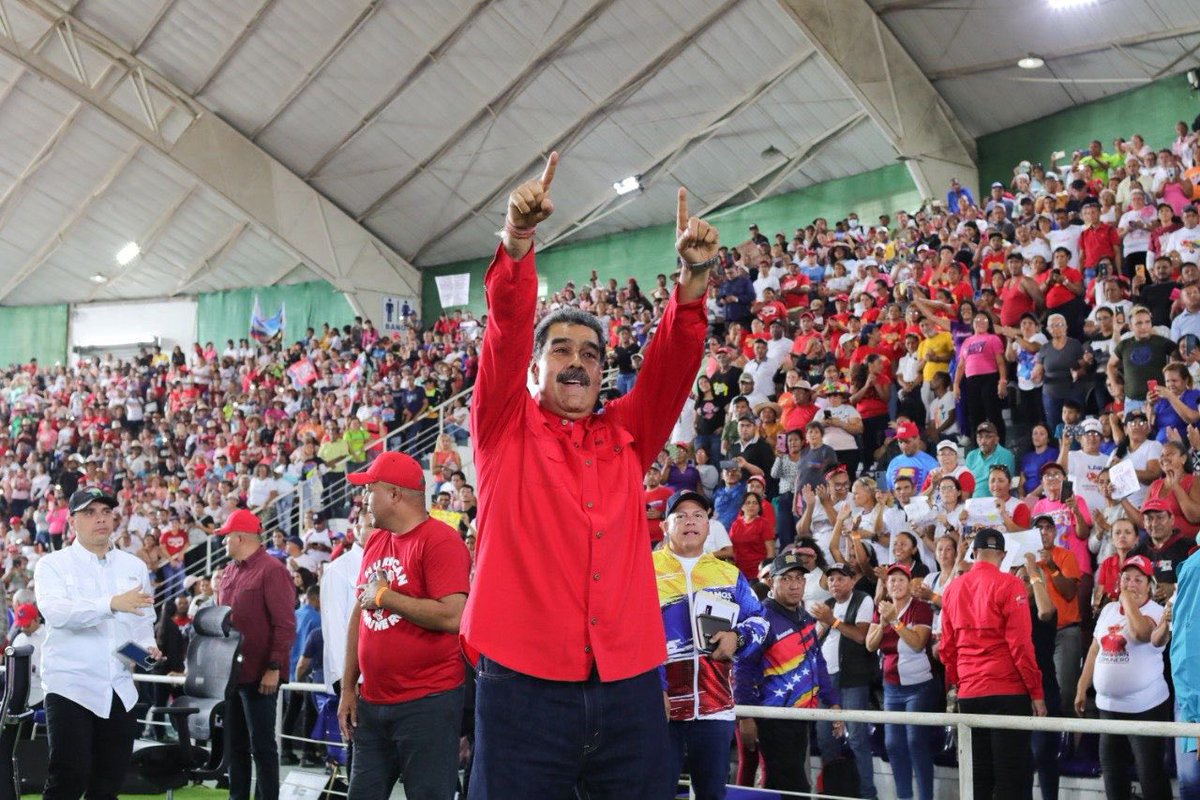 delcyrodriguezv's tweet photo. ¡Que viva el Huracán comunero desatado por toda Venezuela! Que bonito encuentro del Pdte. @NicolasMaduro, con los Circuitos Comunales del país, quiero felicitar el empeño del pueblo organizado en atender las necesidades más sentidas  y en producir para el futuro de la Patria. https://t.co/ASltyiZ2QJ