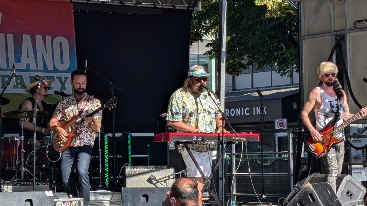 kirkofdoom's tweet photo. Hiding in the shade in a hot city (tonight) with @Bend_Sinister https://t.co/AGhNSESXbc