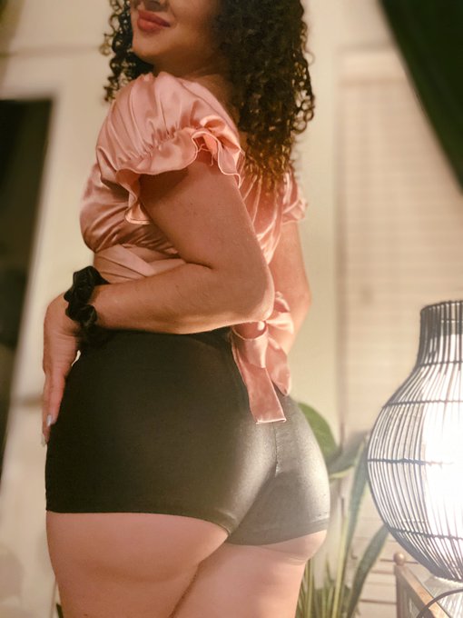 Admin is so hard to keep up with 🫠 I&rsquo;m so behind  So here&rsquo;s my butt https://t.co/NrlaKB4xBn