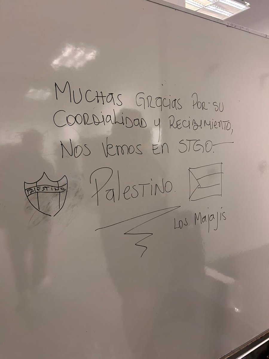 swanderers's tweet photo. De esta forma se despidió @CDPalestinoSADP una vez finalizado el partido y las conferencias de hoy. Camarín impecable y un mensaje de hermandad que nos recuerda lo hermoso que puede llegar a ser el fútbol 💚⚽️ https://t.co/XUrTwk7yDe