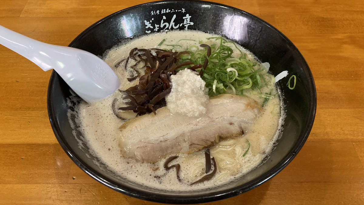 loveramener's tweet photo. ぎょらん亭 本店@小倉のどろ
デフォのラーメンスープに背脂を加えて濃度感を引き出した感じの一杯、豚の油特有の匂いが強めに出ていて好みが分かれそうなタイプで個人的にはやや嗜好から外れている。
麺は少し柔らかめな仕上がりの細麺、スープのドロ感からするとこの程度の麺の茹で具合は正解かなと。 https://t.co/ZY6exgKWTt