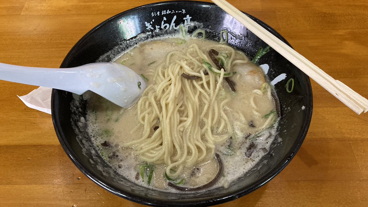loveramener's tweet photo. ぎょらん亭 本店@小倉のどろ
デフォのラーメンスープに背脂を加えて濃度感を引き出した感じの一杯、豚の油特有の匂いが強めに出ていて好みが分かれそうなタイプで個人的にはやや嗜好から外れている。
麺は少し柔らかめな仕上がりの細麺、スープのドロ感からするとこの程度の麺の茹で具合は正解かなと。 https://t.co/ZY6exgKWTt