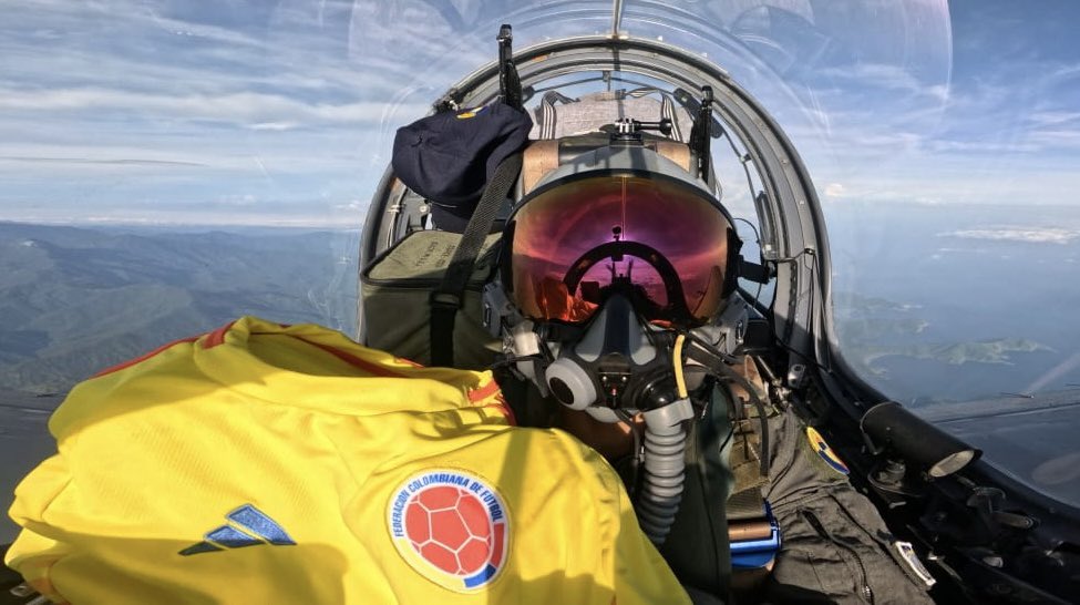 FuerzaAereaCol's tweet photo. ¡Volamos a las semis! 

        💛💛💙♥️

Gracias @fcfseleccioncol por la ilusión de llevarnos esa #CopaAmérica2024 🎊🏆🇨🇴

#TodosSomosColombia 
#SiempreFirmes https://t.co/op04iHr0QT