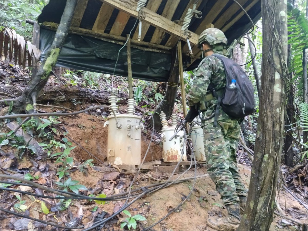 Ivan_Velasquez_'s tweet photo. Ayer en San Luis, Antioquia, las @FuerzasMilCol y la @PoliciaColombia
destruyeron un laboratorio e incautaron 743 kg de cocaína y 182 kg de pasta base, afectando las finanzas ilícitas del Clan del Golfo por una suma superior a los 5 mil millones de pesos. https://t.co/WI5PVP6zje