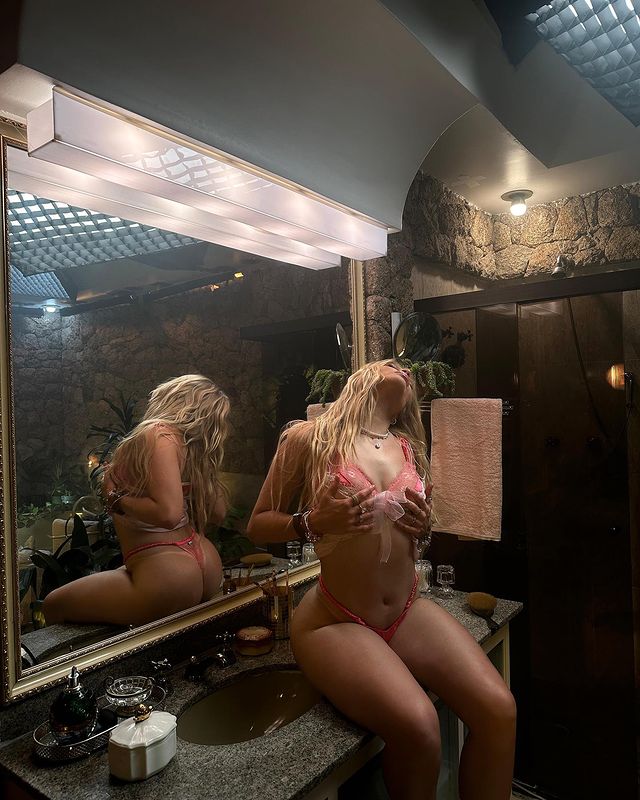 666southern's tweet photo. a bunda da Luísa precisa de uma tatuagem. apoiam? https://t.co/EIfksVWi0O