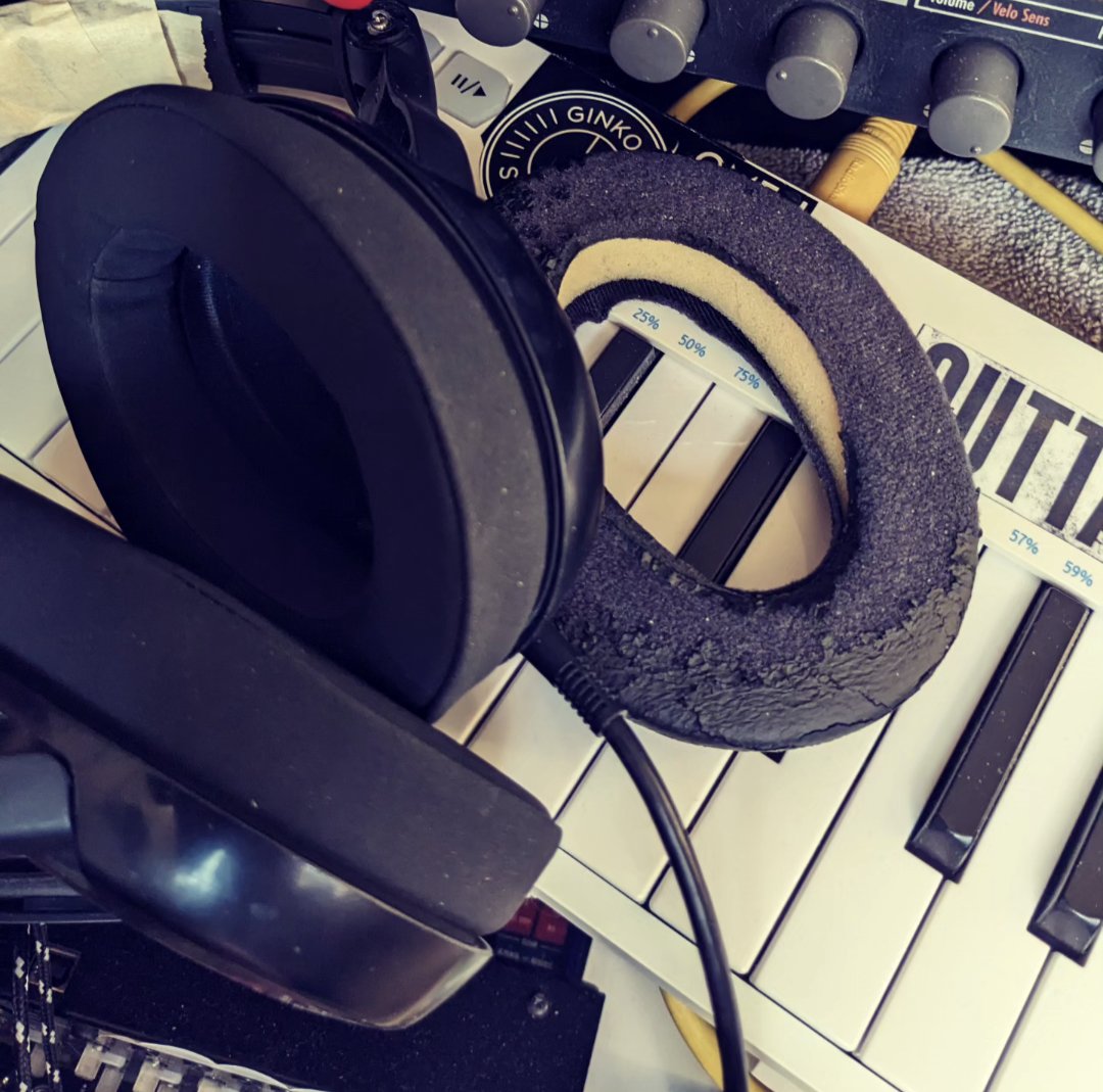 thetonewrecker's tweet image. .
$12 repair
Good for a few more decades 
Sennheisers revived
.
#studioprocess #techno #electronicmusic #tonewrecker #paulbirken #learning #sennheiser #headphones #repair #liveset #create #explore #possibilities